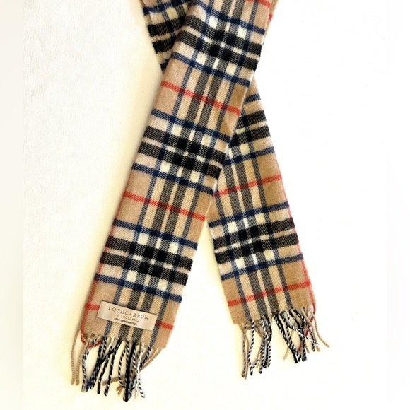 Lochcarron of Scotland Women’s Lambswool Scarf - Picture 2 of 13